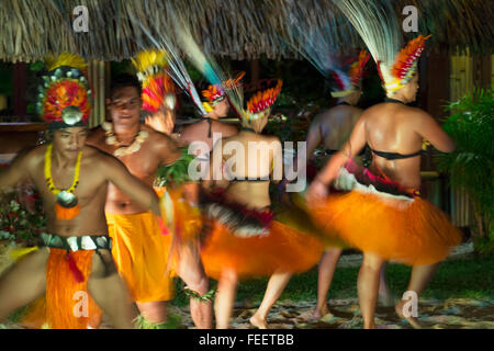 Tahitian Tänzerinnen im Intercontinental Bora Bora Le Moana Resort Bora Bora, Gesellschaftsinseln, Französisch-Polynesien Stockfoto