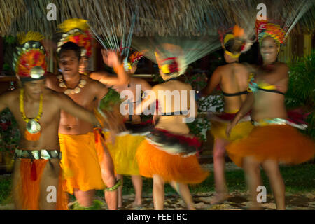 Tahitian Tänzerinnen im Intercontinental Bora Bora Le Moana Resort Bora Bora, Gesellschaftsinseln, Französisch-Polynesien Stockfoto