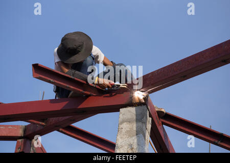 Arbeiter Schweißen Stahl, das Dach auf Baustelle zu bauen Stockfoto