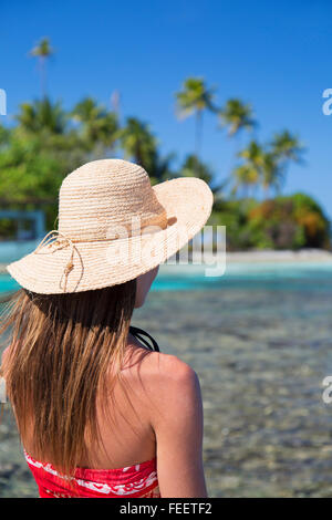 Frau sitzt an einem Anlegesteg, Tetamanu, Fakarava, Tuamotu-Inseln, Französisch-Polynesien Stockfoto