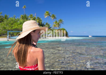 Frau sitzt an einem Anlegesteg, Tetamanu, Fakarava, Tuamotu-Inseln, Französisch-Polynesien Stockfoto