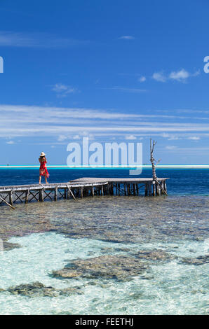 Frau auf Steg, Tetamanu, Fakarava, Tuamotu-Inseln, Französisch-Polynesien Stockfoto