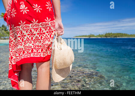 Frau auf Steg, Tetamanu, Fakarava, Tuamotu-Inseln, Französisch-Polynesien Stockfoto