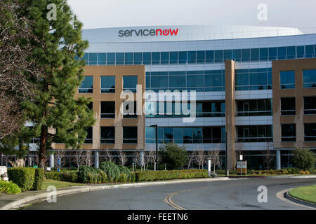 Ein Logo Zeichen außerhalb der Hauptsitz von ServiceNow in Santa Clara, Kalifornien am 23. Januar 2016. Stockfoto