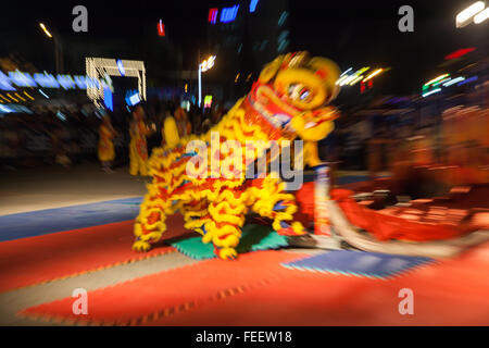 Nha Trang, Vietnam - 2. Februar 2016: Akrobaten Löwe-Tanz-Show bei Tanzwettbewerben erinnert an die Chinesen durchführen Stockfoto