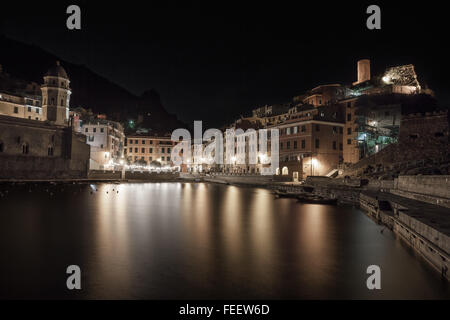 Vernazza Fischer Dorf Nacht Photograpy. Hafen, Meeresbucht, Kirche und Häuser. Cinque Terre, Cinque Terre, Ligurien Italien Europa. Stockfoto