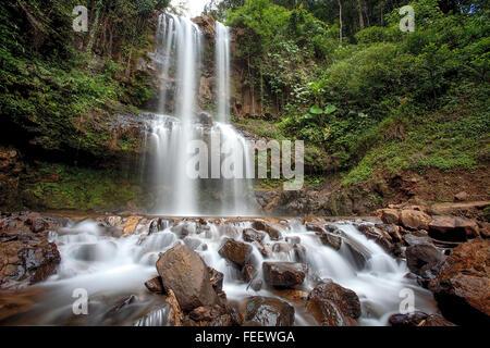 Damri Wasserfall in der Nähe von Da Lat-Stadt in Vietnam. Stockfoto