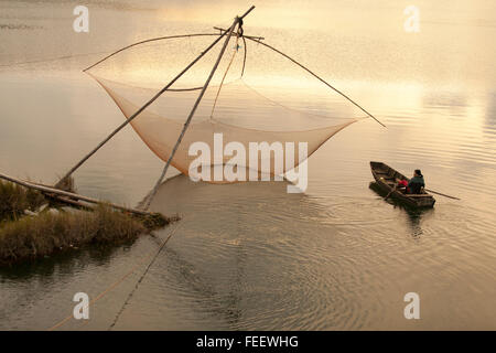 Tuyen Lam See während des Sonnenuntergangs. Der See beliebt bei Süßwasserfischen und befindet sich in Da Lat Vietnam. Stockfoto