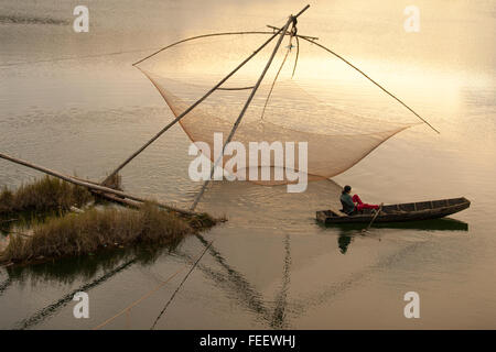 Tuyen Lam See während des Sonnenuntergangs. Der See beliebt bei Süßwasserfischen und befindet sich in Da Lat Vietnam. Stockfoto