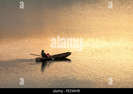 Tuyen Lam See während des Sonnenuntergangs. Der See beliebt bei Süßwasserfischen und befindet sich in Da Lat Vietnam. Stockfoto