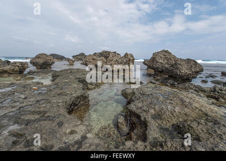 Die Schönheit der Felsformationen und Ozean bei Alapad oder Alepad Punkt in Batanes Insel, Philippinen. Stockfoto