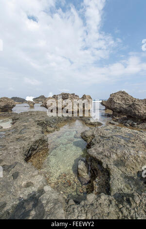 Die Schönheit der Felsformationen und Ozean bei Alapad oder Alepad Punkt in Batanes Insel, Philippinen. Stockfoto