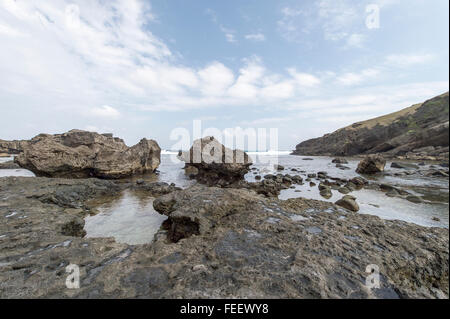 Die Schönheit der Felsformationen und Ozean bei Alapad oder Alepad Punkt in Batanes Insel, Philippinen. Bild geschossen während der sonnigen und c Stockfoto