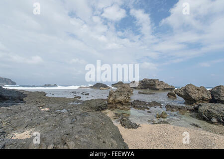 Die Schönheit der Felsformationen und Ozean bei Alapad oder Alepad Punkt in Batanes Insel, Philippinen. Bild geschossen während der sonnigen und c Stockfoto