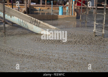 Beton gießen während der Betonarbeiten Bodenbeläge der Gebäude im Bau Stockfoto