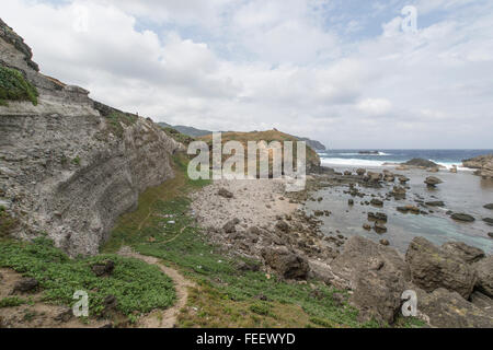 Die Schönheit der Felsformationen und Ozean bei Alapad oder Alepad Punkt in Batanes Insel, Philippinen. Bild geschossen während der sonnigen und c Stockfoto