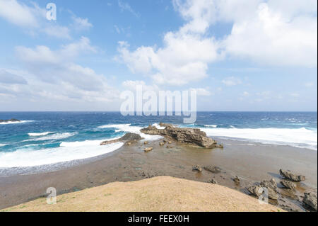 Die Schönheit der Felsformationen und Ozean bei Alapad oder Alepad Punkt in Batanes Insel, Philippinen. Stockfoto