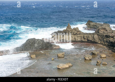 Die Schönheit der Felsformationen und Ozean bei Alapad oder Alepad Punkt in Batanes Insel, Philippinen. Stockfoto