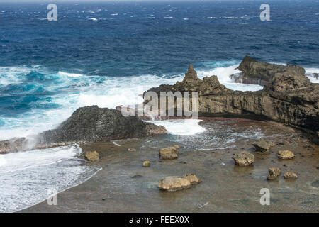 Die Schönheit der Felsformationen und Ozean bei Alapad oder Alepad Punkt in Batanes Insel, Philippinen. Stockfoto