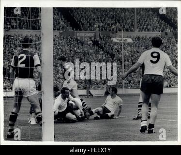 1962 - Tottenham gewinnt FA Cup 3-1: Tottenham Hotspur gewann den FA Cup, für das zweite Jahr in Folge heute wenn dann Burnley im Wembley-Stadion mit 3: 1 besiegt. Foto zeigt bei Burnley Ziel Nr. 2 John Angus, Burnley der rechten Abwehrseite, Tottenham Greaves (innen-links) und Cliff Jones (links außen) am Boden nach einem Angriff Uhren. In den Strafraum Nr. 9 ist Spurs Mittelstürmer Bobby Smith. © Keystone Bilder USA/ZUMAPRESS.com/Alamy Live-Nachrichten Stockfoto