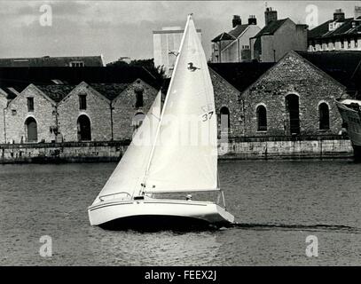 1962 - lone Atlantic Seemann kommt bei Plymouth: 37 Jahre alten William Wallace, wer unterrichtet Mathematik an einer Schule in Houston, Texas, und ist auch ein Segel club Lehrer kam in Plymouth am Freitag (4 Aug), nach einem Solo von 3.000 Meile Reise über den Atlantik in seiner 22ft Fiber Glas Yacht, '' Hesper''. Mr. Wallace verließ Marion, Massachusetts, USA, am 24. Juni. Foto zeigt William Wallace abgebildet an Bord seiner winzigen Yacht nach seiner Ankunft in Plymouth nach Einhand segeln aus Massachusetts, USA in 41 Tagen. © Keystone Bilder USA/ZUMAPRESS.com/Alamy Live-Nachrichten Stockfoto