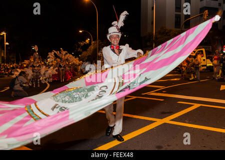 Santa Cruz, Teneriffa. 5. Februar 2016. Zeichen, Tänzer und schwimmt auf dem Eröffnungsumzug der Carnaval de Santa Cruz De Tenerife. Tausende von Menschen in Gruppen von Tänzern, Murgas, Comparsas und allgemeine Faschings feiern die offiziellen Start zu Karneval mit dem Nacht-Parade durch die Straßen von Santa Cruz. Stockfoto