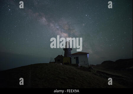 Nacht Schuss von Milkyway und Sterne Galaxie Sabtang Leuchtturm in Sabtang Island, Philippinen. Stockfoto