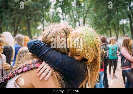 Gomel, Weißrussland - 12. September 2015: Junge Leute Spaß haben und tanzen zusammen auf Holi-Farbe-Festival im park Stockfoto