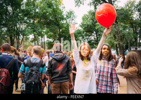 Gomel, Weißrussland - 12. September 2015: Junge Leute Spaß haben und tanzen zusammen auf Holi-Farbe-Festival im park Stockfoto