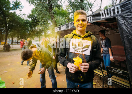 Gomel, Weißrussland - 12. September 2015: Junge Leute Spaß haben und tanzen zusammen auf Holi-Farbe-Festival im park Stockfoto