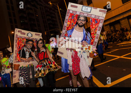 Santa Cruz, Teneriffa. 5. Februar 2016. Zeichen, Tänzer und schwimmt auf dem Eröffnungsumzug der Carnaval de Santa Cruz De Tenerife. Tausende von Menschen in Gruppen von Tänzern, Murgas, Comparsas und allgemeine Faschings feiern die offiziellen Start zu Karneval mit dem Nacht-Parade durch die Straßen von Santa Cruz. Stockfoto