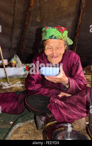 Duhkha (gleiche wie Tsaatan) alte Teetrinken in ihr Zelt Stockfoto