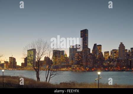 Abends Blick auf Manhattan aus die Roosevelt Island. Stockfoto