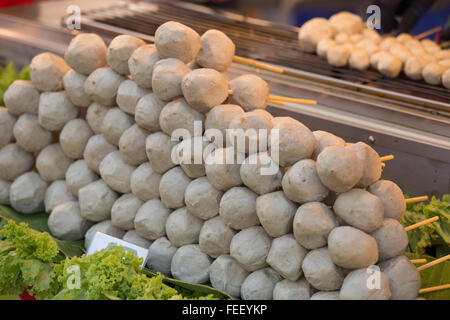 Der gegrillte Wurst und Fleisch Ball im Thai-Stil am Markt Stockfoto