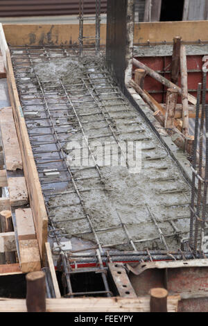 Beton gießen während der Betonarbeiten Bodenbeläge der Gebäude im Bau Stockfoto