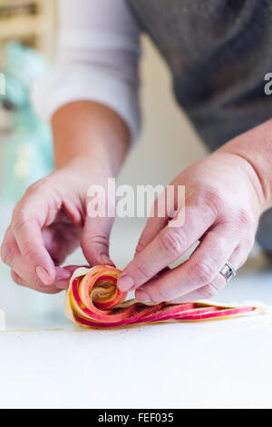 Nahaufnahme einer Frau Backen Stockfoto