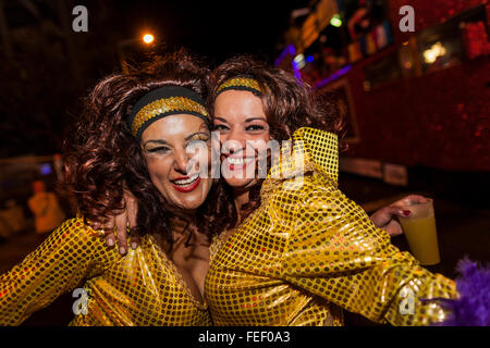 Santa Cruz, Teneriffa. 5. Februar 2016. Zeichen, Tänzer und schwimmt auf dem Eröffnungsumzug der Carnaval de Santa Cruz De Tenerife. Tausende von Menschen in Gruppen von Tänzern, Murgas, Comparsas und allgemeine Faschings feiern die offiziellen Start zu Karneval mit dem Nacht-Parade durch die Straßen von Santa Cruz. Stockfoto