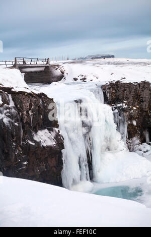 Gefrorenes Wasser auf Kirkjufell Wasserfall Wasserfall bei Kirkjufellsfoss Grundarfjordur, Halbinsel Snaefellsnes, Western Island auf dem kalten Wintertag Februar Stockfoto