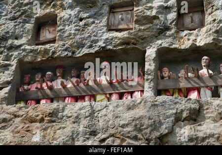 Hölzerne Statuen von Tau Tau sind Vertreter des Verstorbenen und bewachen die Gräber. LEMO ist Klippen alte Grabstätte in Tana Toraja Stockfoto