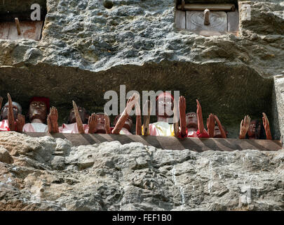 Hölzerne Statuen von Tau Tau sind Vertreter des Verstorbenen und bewachen die Gräber. LEMO ist Klippen alte Grabstätte in Tana Toraja Stockfoto