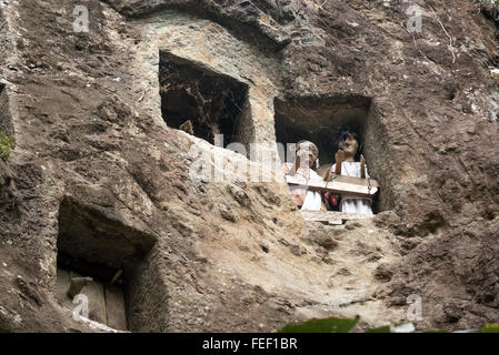 Hölzerne Statuen von Tau Tau sind Vertreter des Verstorbenen und bewachen die Gräber. LEMO ist Klippen alte Grabstätte in Tana Toraja Stockfoto