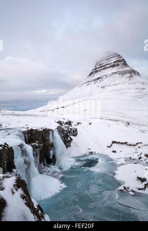 Gefrorenes Wasser auf Kirkjufell Kirkjufellsfoss Wasserfall Wasserfall mit Kirkjufell Kirche Berg nach Grundarfjordur, Snaefellsnes, Island im Februar Stockfoto