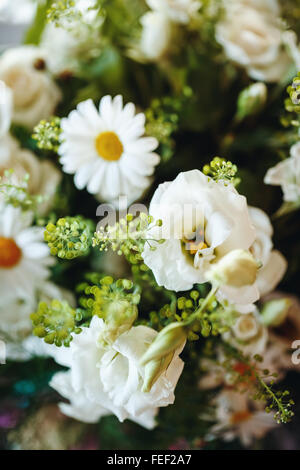 Frisches Bouquet aus weißen Rosen und Kamille hautnah. Tiefenschärfe, geringe Schärfentiefe. Stockfoto