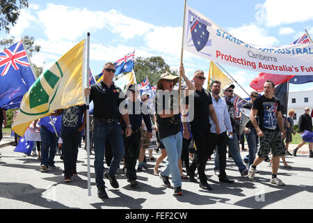 Canberra, Australien. 6. Februar 2016. Im Bild: Demonstranten marschieren zum Parlamentsgebäude. Eine Kundgebung fand in der Hauptstadt Canberra im Rahmen des internationalen Tages der Proteste durch die PEGIDA-Bewegung, die gegen die Islamisierung der westlichen Welt ist. Bildnachweis: Richard Milnes/Alamy Live-Nachrichten Stockfoto