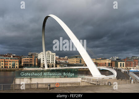 Gateshead Millennium Bridge mit einem Gewitterhimmel über Newcastle Upon Tyne hinter Nord-Ost-England, UK Stockfoto