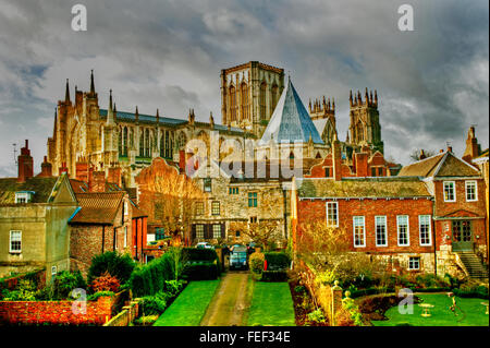 York Minster von Stadtmauern Stockfoto