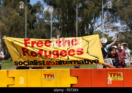 Canberra, Australien. 6. Februar 2016. Im Bild: Zähler Demonstranten halten einen Banner sagt: "Free die Flüchtlinge" außerhalb Parliament House in Canberra. Eine Kundgebung fand in der Hauptstadt Canberra im Rahmen des internationalen Tages der Proteste durch die PEGIDA-Bewegung, die gegen die Islamisierung der westlichen Welt ist.  Als sie sahen, wie klein der Zähler Protest war, gab es viel Jubel. Bildnachweis: Richard Milnes/Alamy Live-Nachrichten Stockfoto