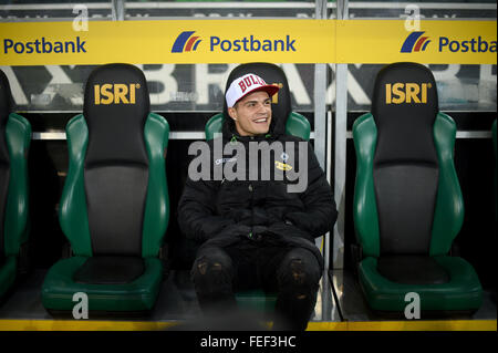 Mönchengladbach, Deutschland. 5. Februar 2016. Mönchengladbach Granit Qualifikationsspiel sitzt auf der Ersatzbank und Lächeln vor den Bundesliga-Fußball Spiel Borussia Moenchengladbach Vs Werder Bremen in Mönchengladbach, 5. Februar 2016. Foto: Jonas Guettler/Dpa/Alamy Live News Stockfoto