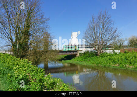 Südöstlicher Elektrozug, der die Brücke über den Fluss Tillingham vor der Rye-Station bei der Windmühle überquert, East Sussex, England, Großbritannien, GB Stockfoto