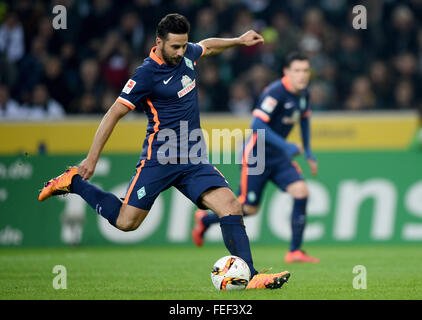 Mönchengladbach, Deutschland. 5. Februar 2016. Bremens Claudio Pizarro in Aktion während der Fußball-Bundesliga match Borussia Moenchengladbach Vs Werder Bremen in Mönchengladbach, 5. Februar 2016. Foto: Jonas Guettler/Dpa/Alamy Live News Stockfoto